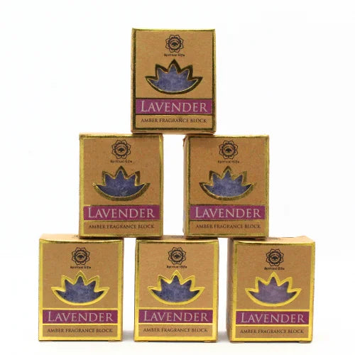 Gestapelde lavendel amber geurblokjes met groen boom geur voor natuurlijke frisheid