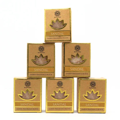 Gestapelde sandaalhout amber geurblokjes voor een frisse boom groene geurervaring