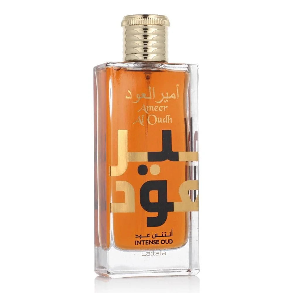 Amberkleurige parfum in heldere glazen fles met gouden dop van Lattafa Parfum Ameer Oud Intense