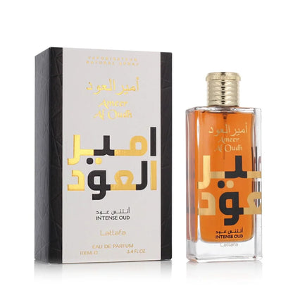 Amberkleurige Lattafa Parfum Ameer Oud Intense fles en zwart-wit doos