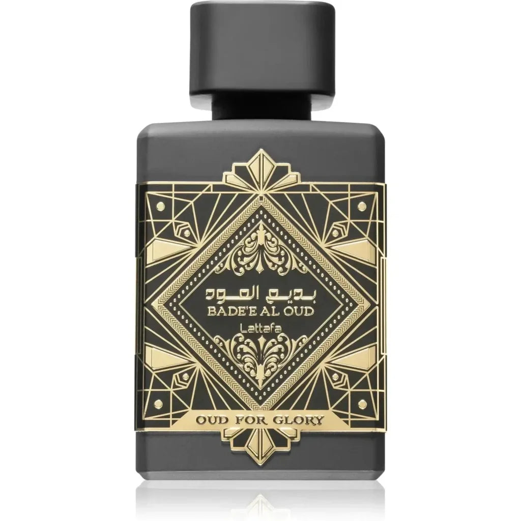 Donkergrijze Lattafa Parfum Badee fles met goud etiket, luxe parfum Badee