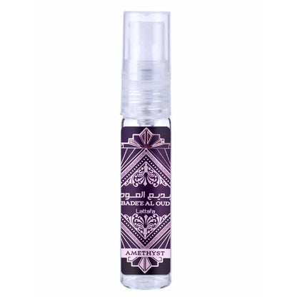 Purple en heldere parfum spray flesje van Lattafa Parfum Badee Oud Amethyst met Houtachtige Noten