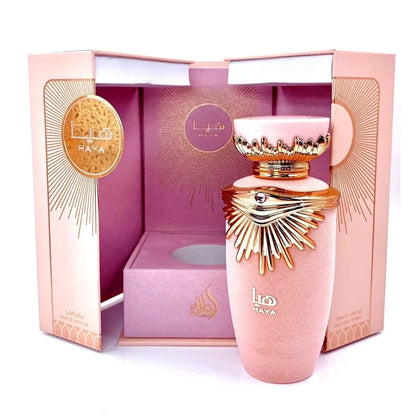 Roze Lattafa Parfum Haya flesje met gouden details en cadeauverpakking